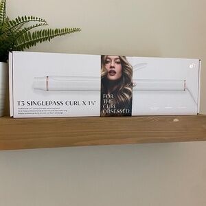 T3 SinglePass Curl X 1¼” Professional Curling Iron – Extra Long Barrel